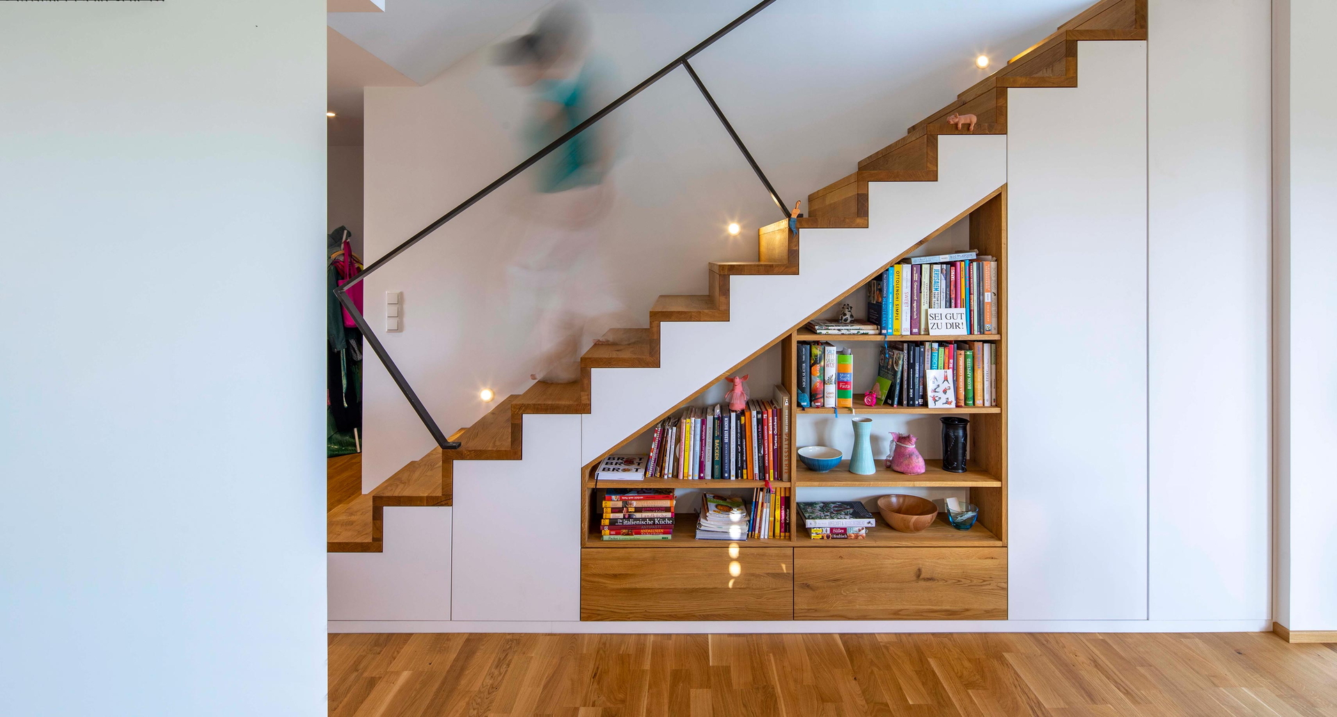 Schlüsselfertiges Holzhaus – Treppe mit Stauraum