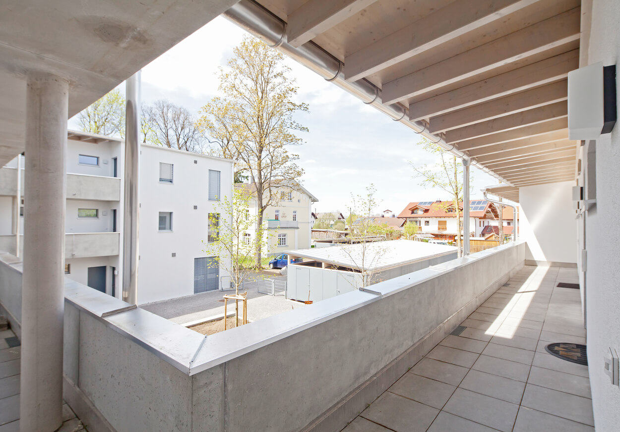 Ein moderner Balkon im Passivhaus-Design in Heufeld bietet Blick auf energieeffiziente Gebäude im Koribianspark.