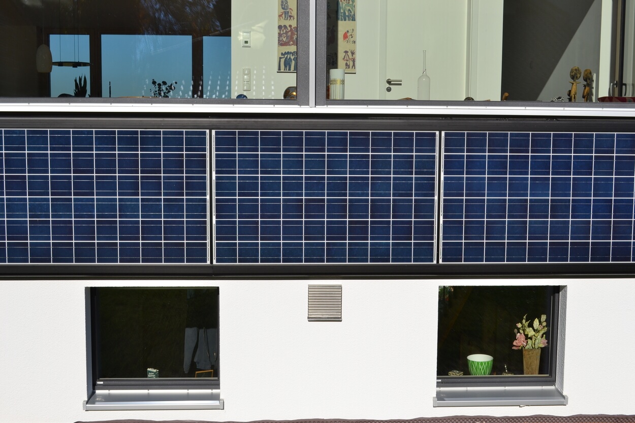 Photovoltaik-Paneele bedecken die Fassade eines modernen Passivhauses in Soyen und nutzen umweltfreundliche Energie.