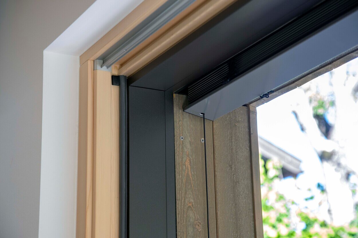 Detailaufnahme eines Holzfensters in Otterfing zeigt die präzise Verarbeitung und das natürliche Material des Hauses.