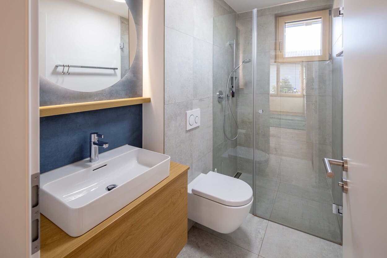 Bad mit Waschtisch aus Holz