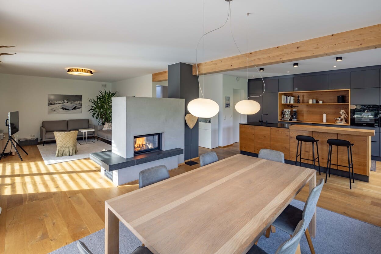 Wohnessbereich mit freistehenden Ofen