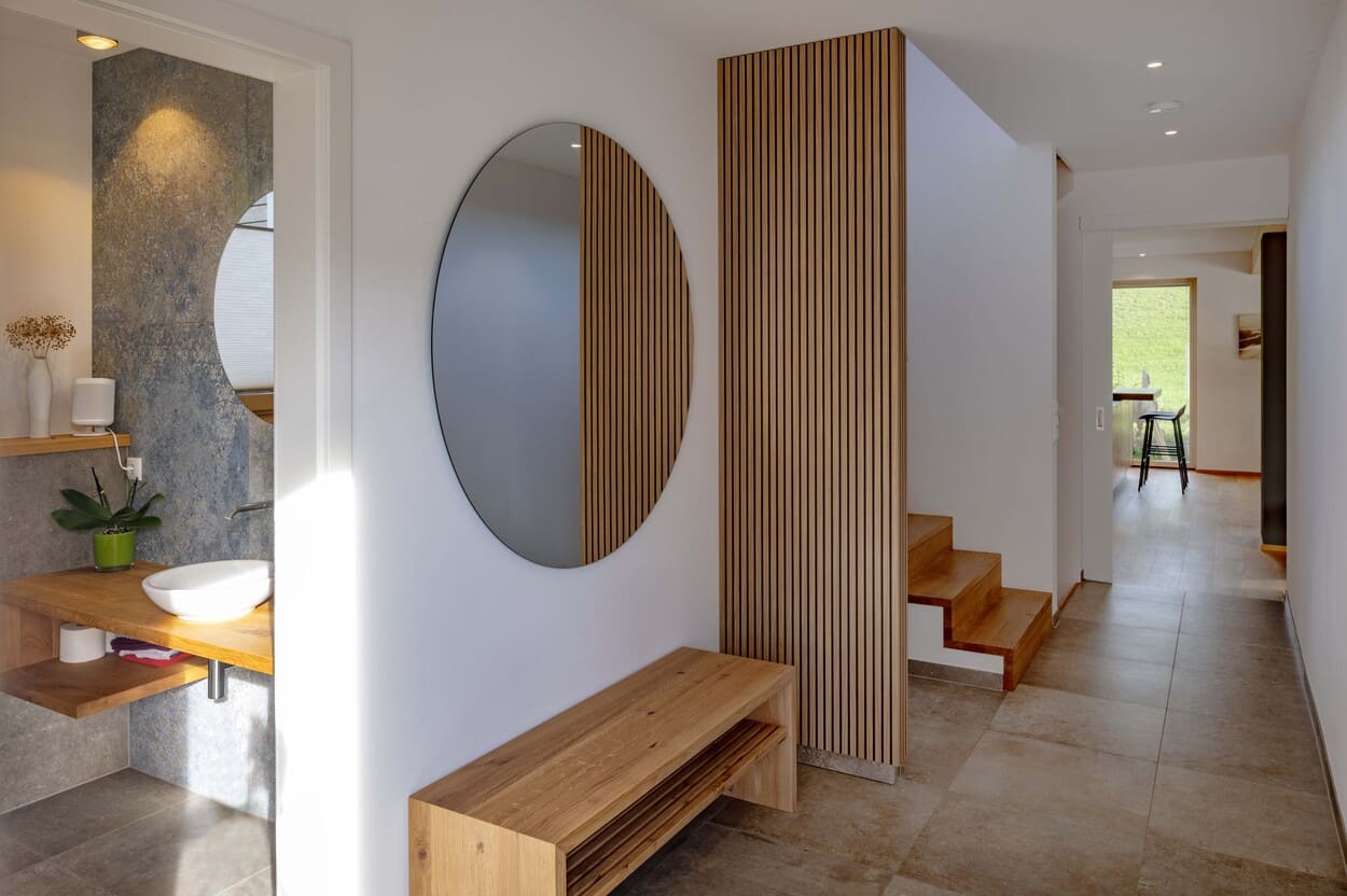 Gardrobe im Eingangsbereich aus Holz