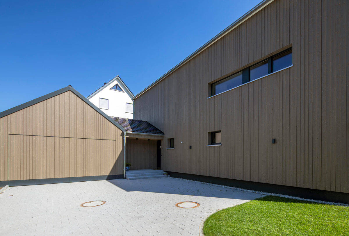 Mehrfamiliehaus, Holzfassade mit Carport