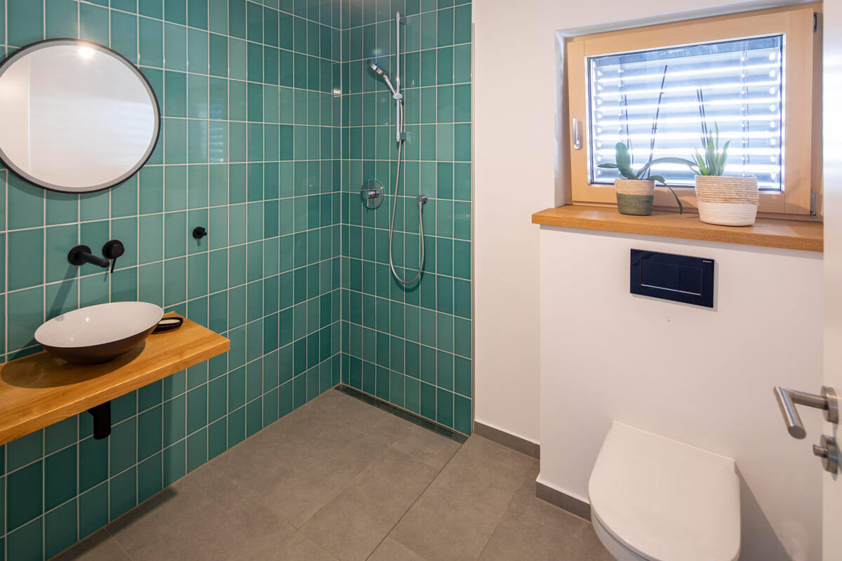 Bad mit türkisfarbende Fliesen