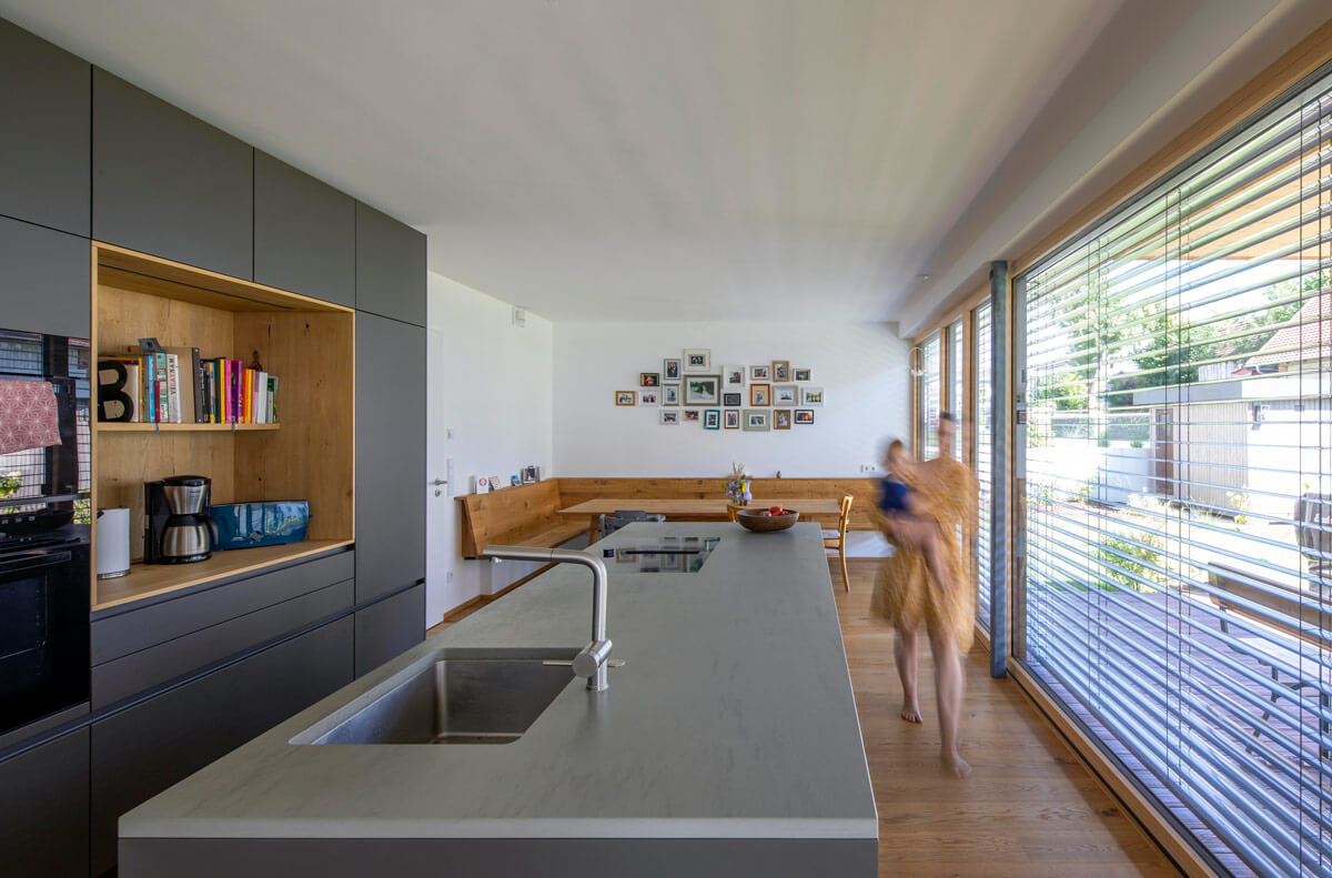 Küche mit schwarzen Fronten