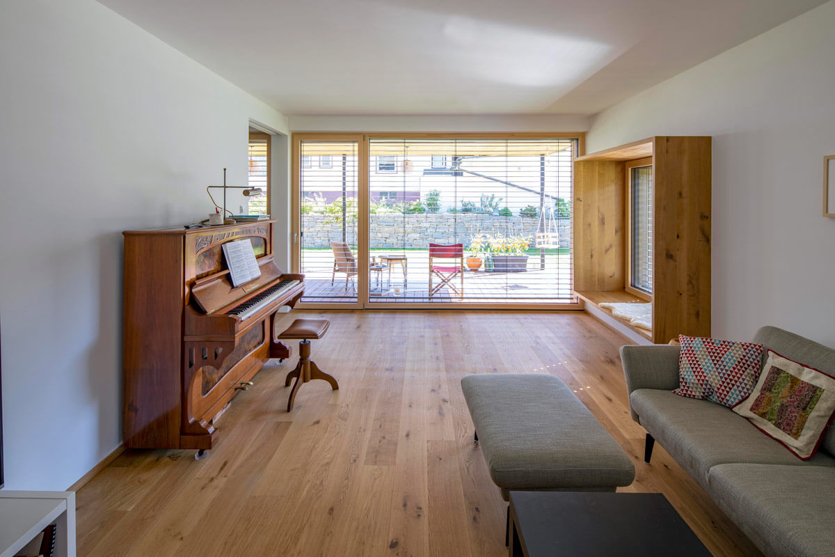 Sitzfenster aus Holz, Holzparkett