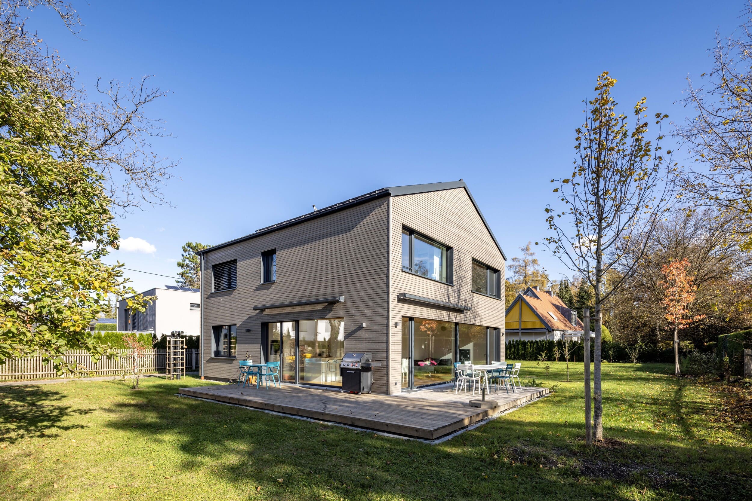 Gartenansicht auf Einfamilienhaus aus Holz in Obermenzing mit Holzfassade