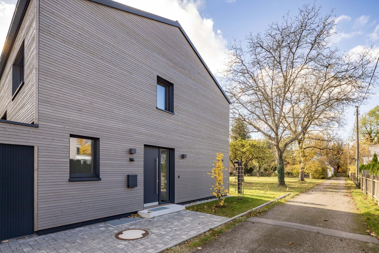 Eingangsbereich mit Haustür von Holzhaus in Obermenzing bei München