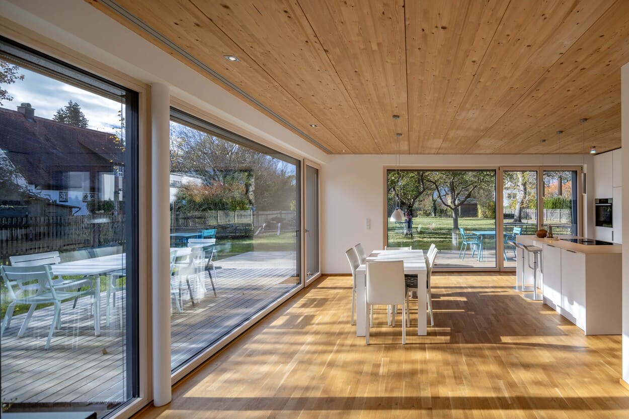 Essbereich in Holzbau von Einfamilienhaus mit Parkett