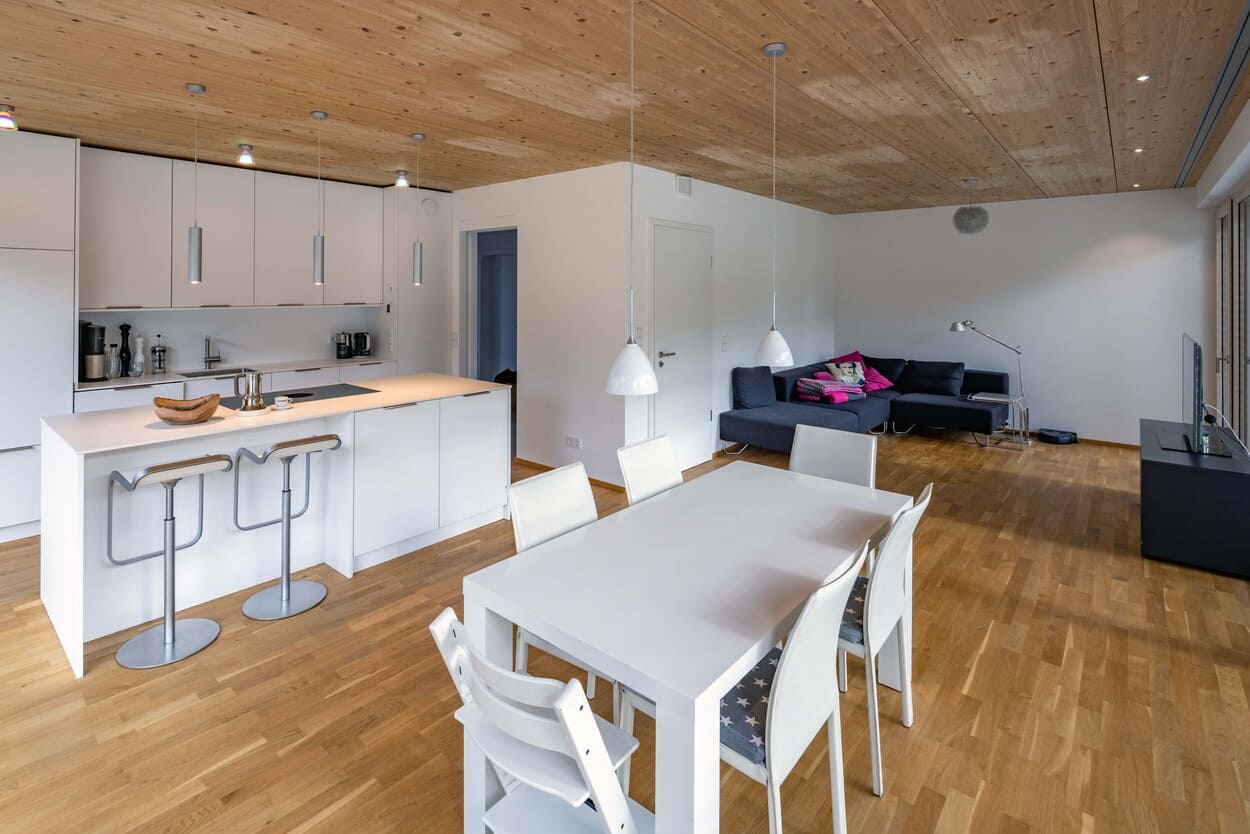 Einfamilienhaus in Obermenzing aus Holz, hier Blick in die Küche und den offenen Wohnraum