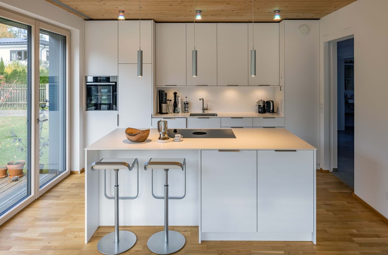 bodentiefe Fenster in Küche von Holzhaus in Obermenzing