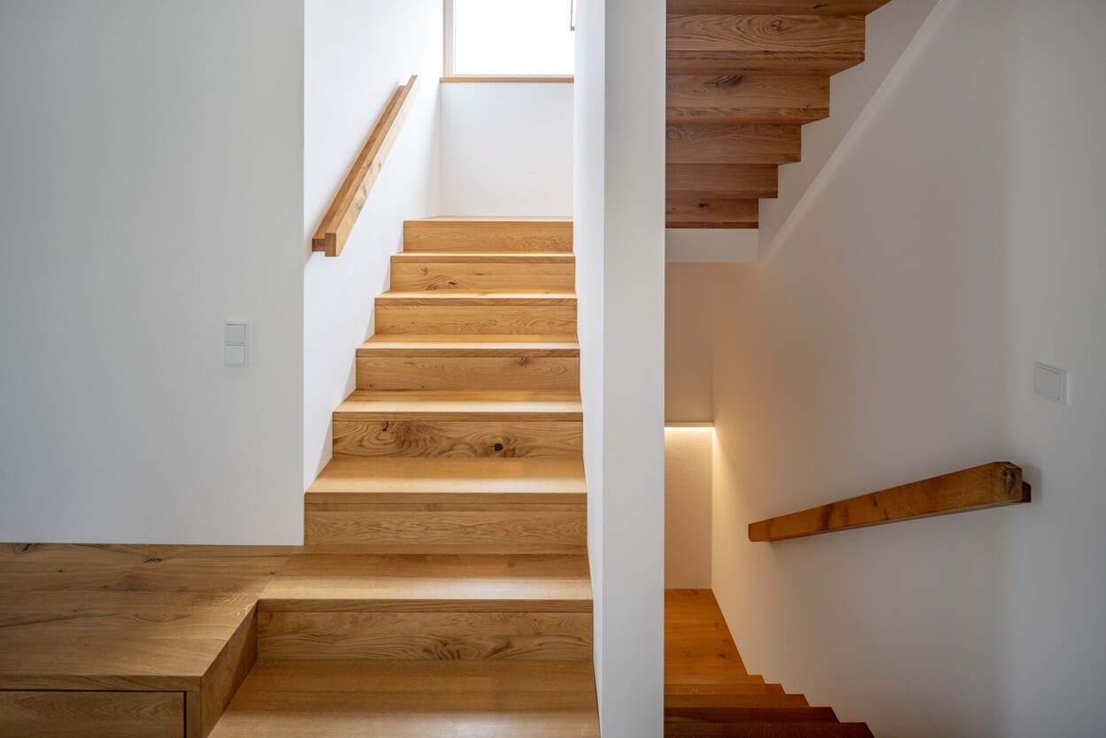 Treppenhaus in Holzhaus, Eichenholztreppe