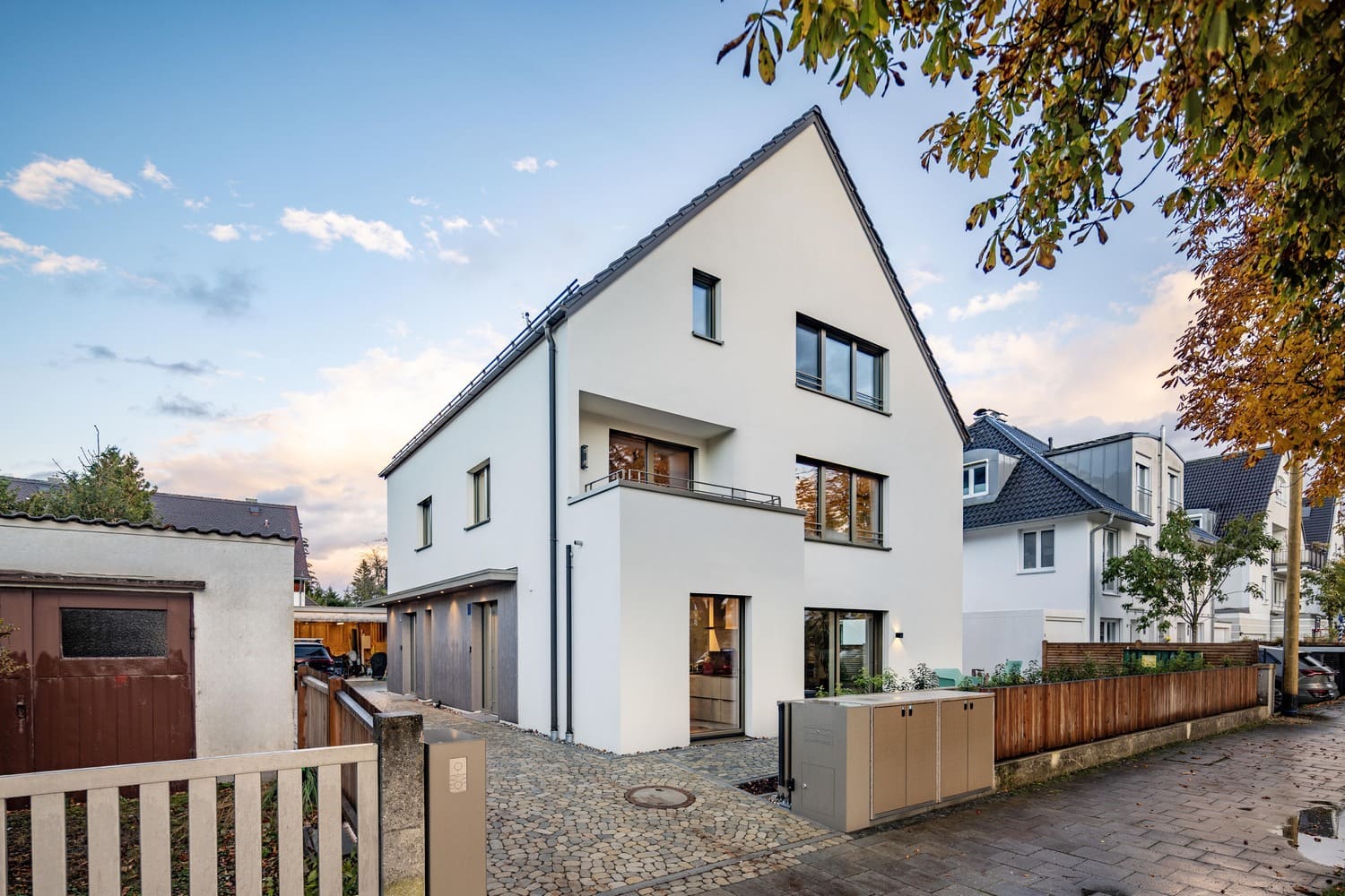 Einfahrt und Vorderansicht Haus