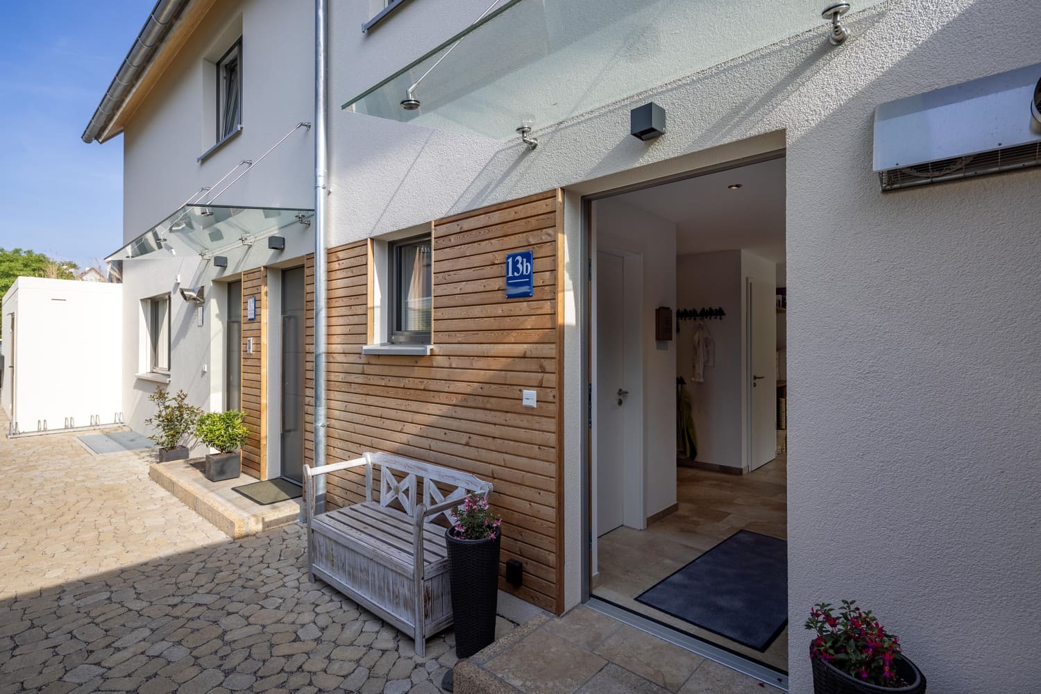 Mehrfamiliehaus, verputztes Holzhaus in München, Hauseingang