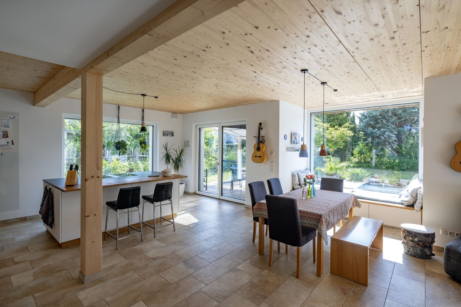Mehrfamiliehaus, verputztes Holzhaus in München, Wohnkueche, Holzdecke