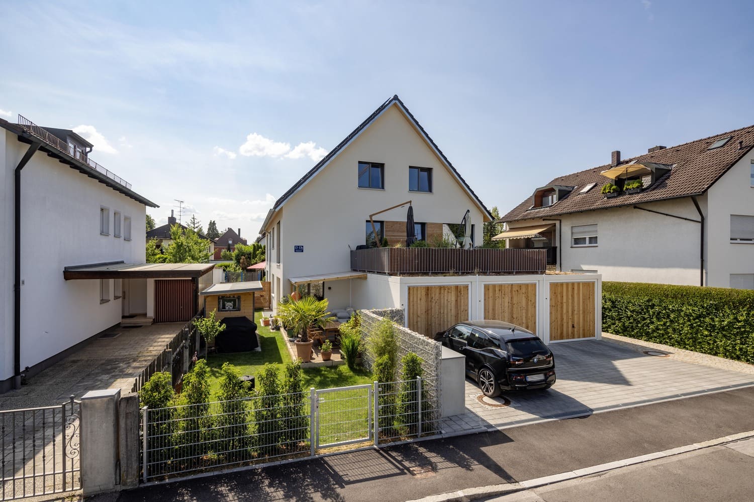 Mehrfamiliehaus aus Holz in München, Garagen und Dachterrasse