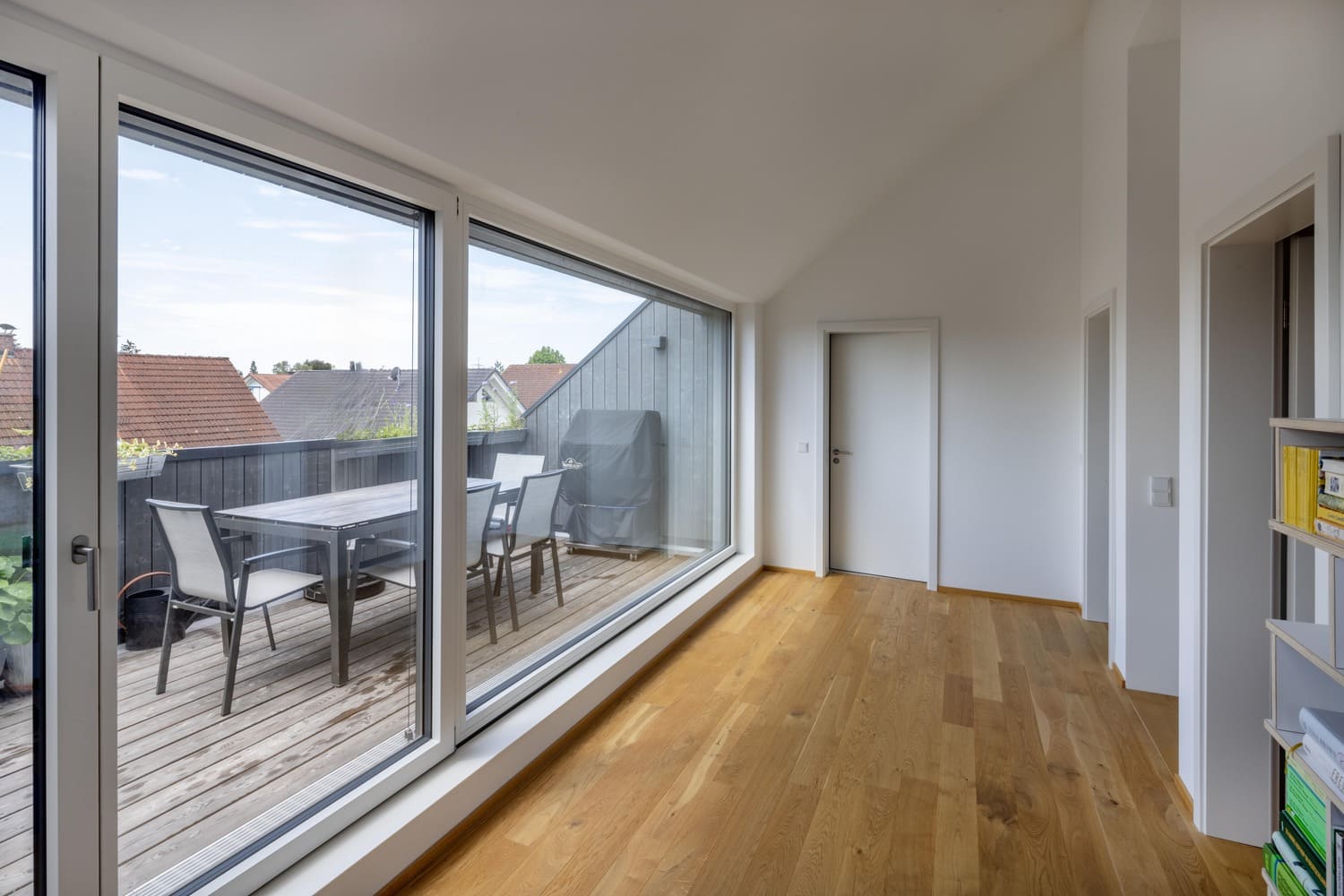 Raum mit Zugang zur Dachterrasse