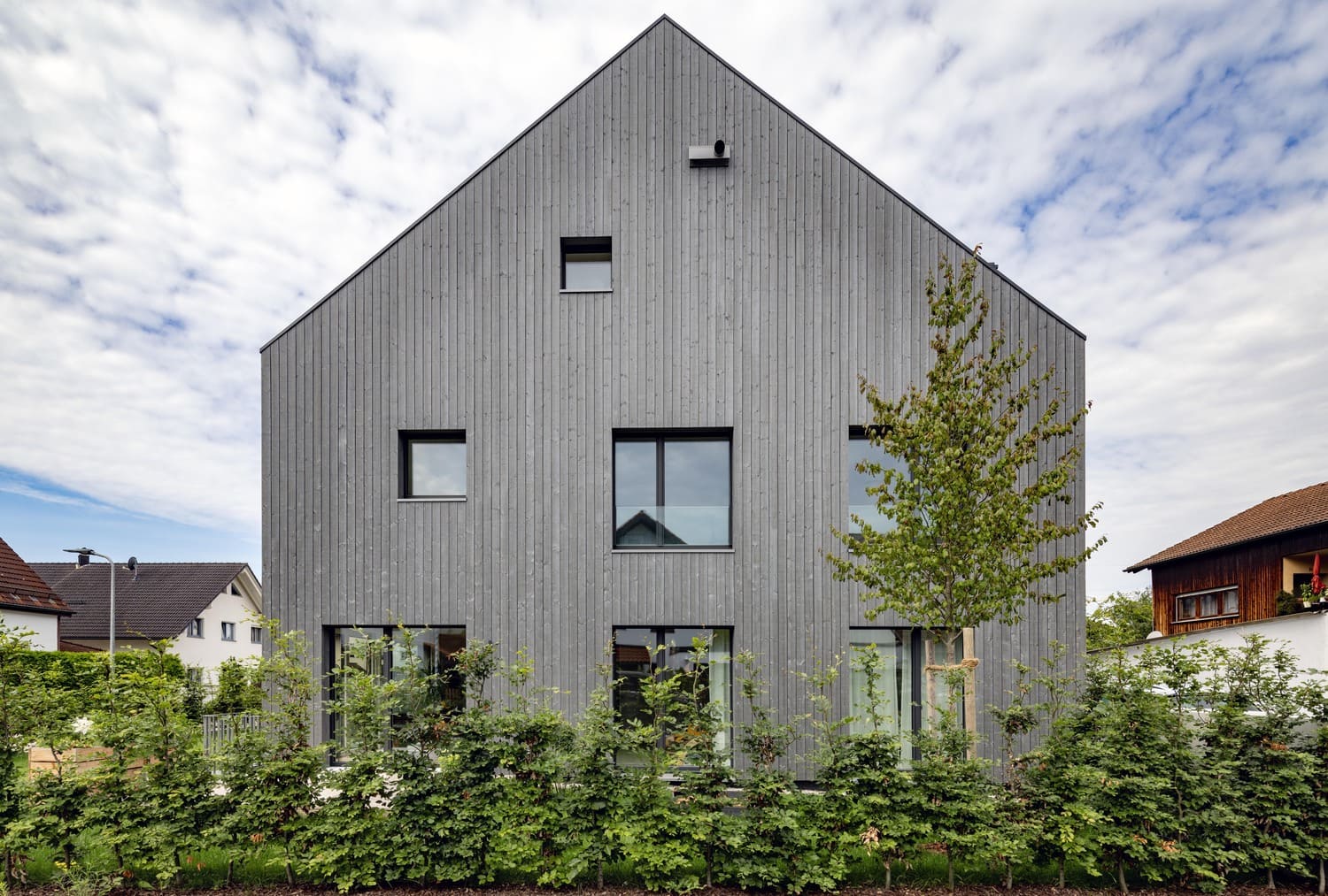 Modernes Mehrfamilienhaus in Aubing, Holzfassade
