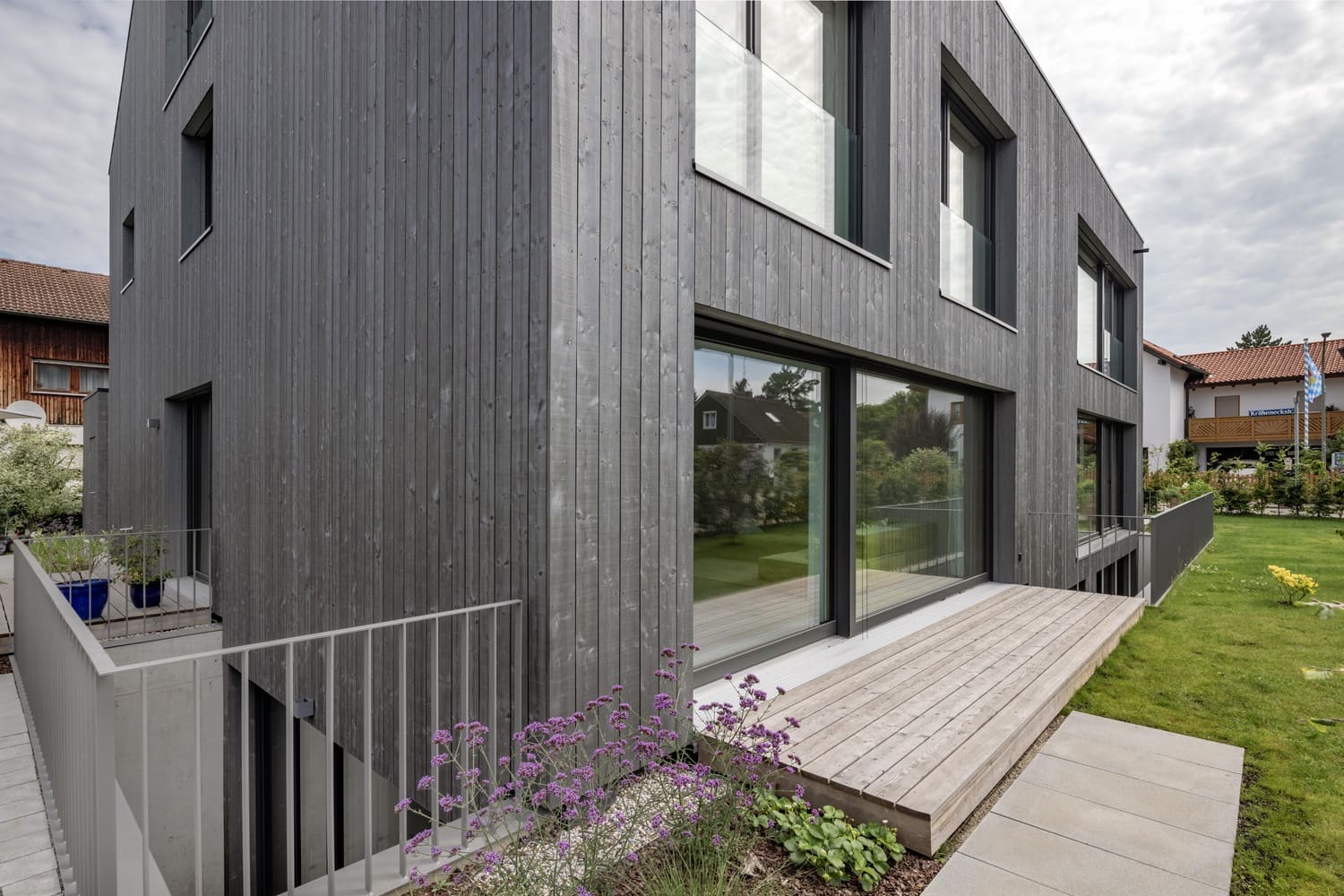 Bodentiefe Fenster im EG und OG mit Hebeschiebetür, ausgebauten Keller