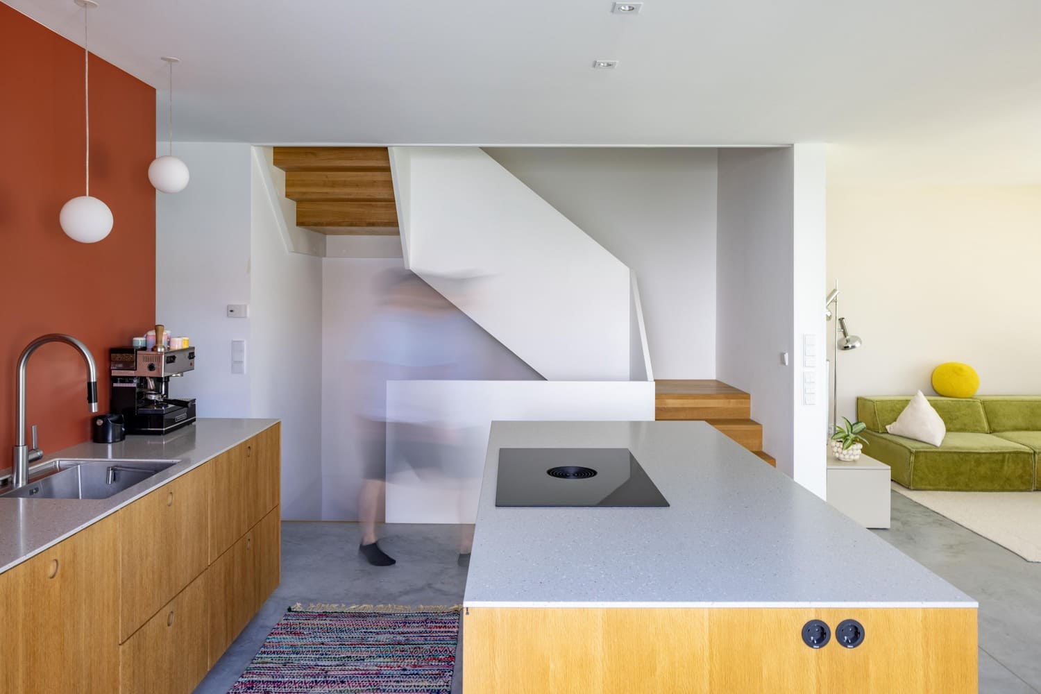 Offener moderner Wohnraum, Küche mit Kochblock