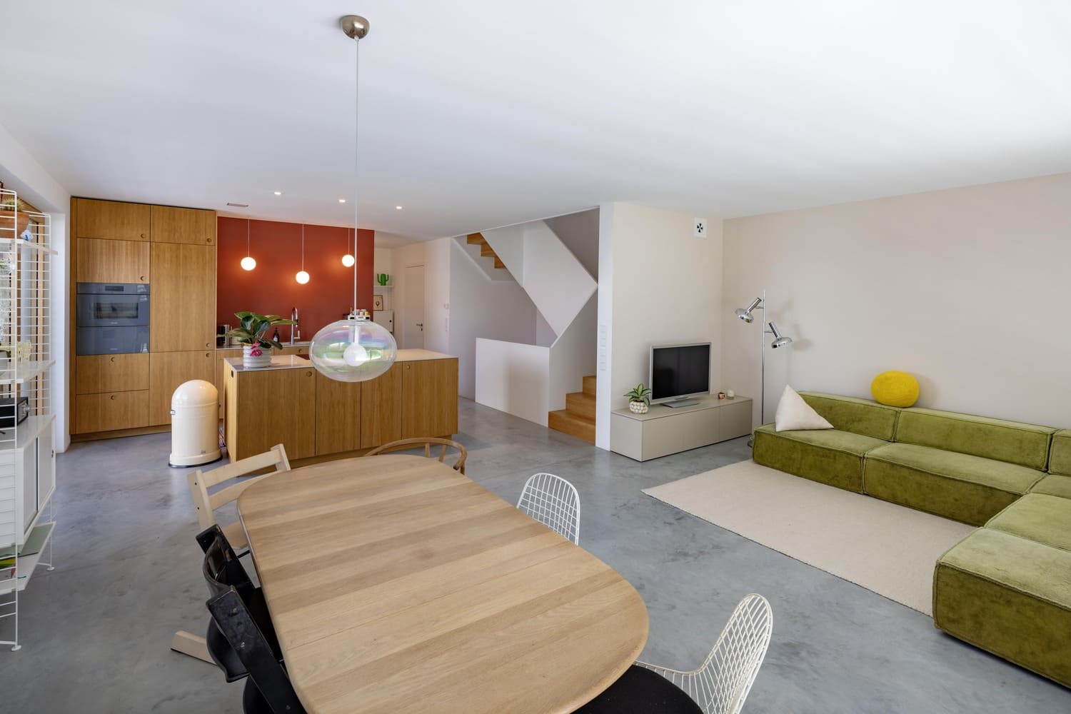 Wohn- und Essbereich mit beschichtetem Boden