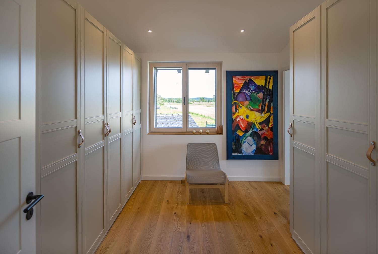 Holzhaus Chieming im OG Ankleidezimmer, Einbauschränke vom Schreiner