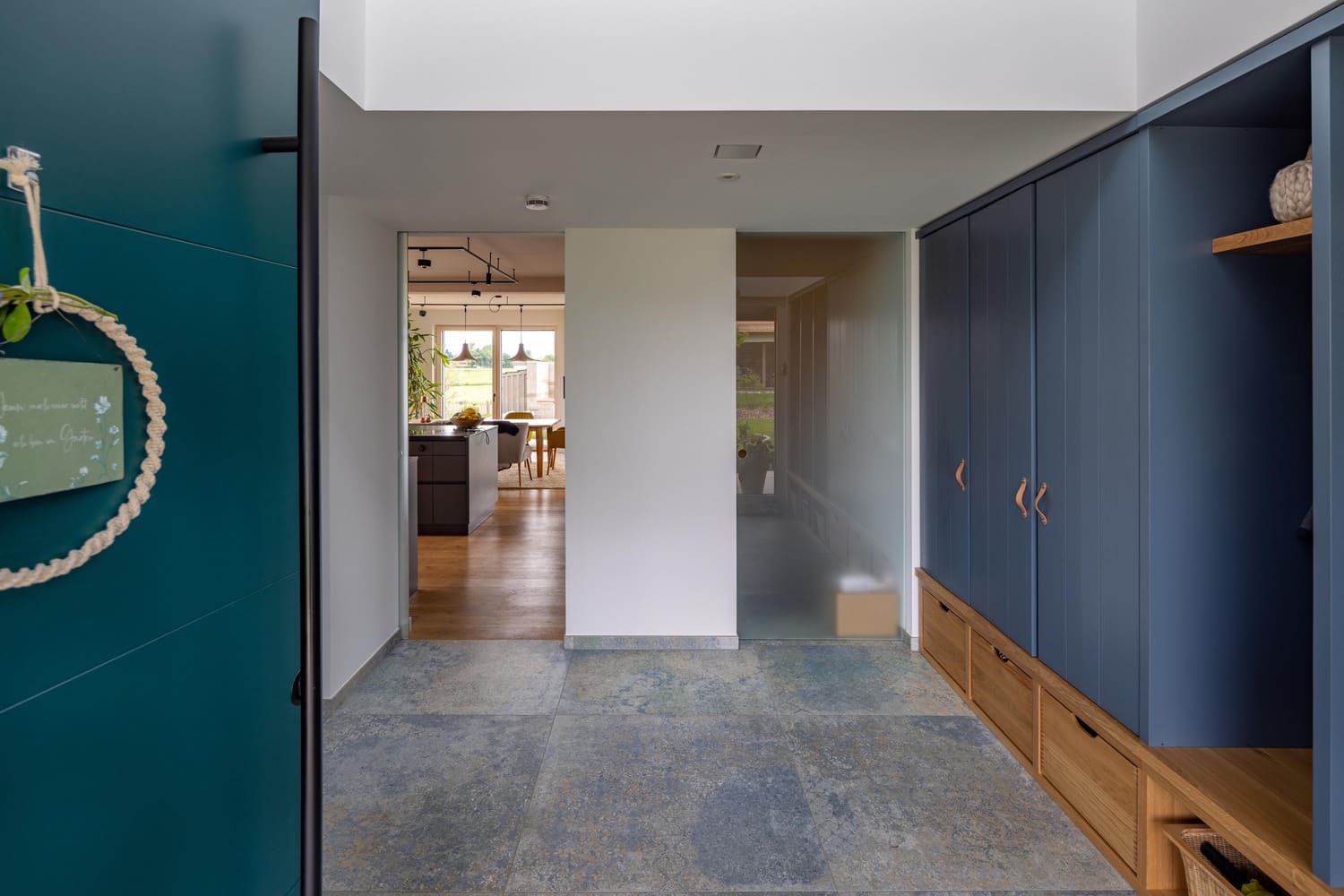 Eingangsbereich mit Einbauschränken aus Holz vom Schreiner