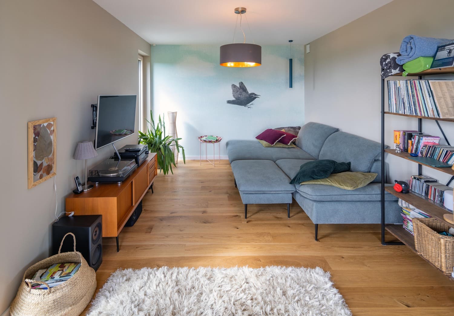 Fernsehzimmer mit Sofa und Holzboden