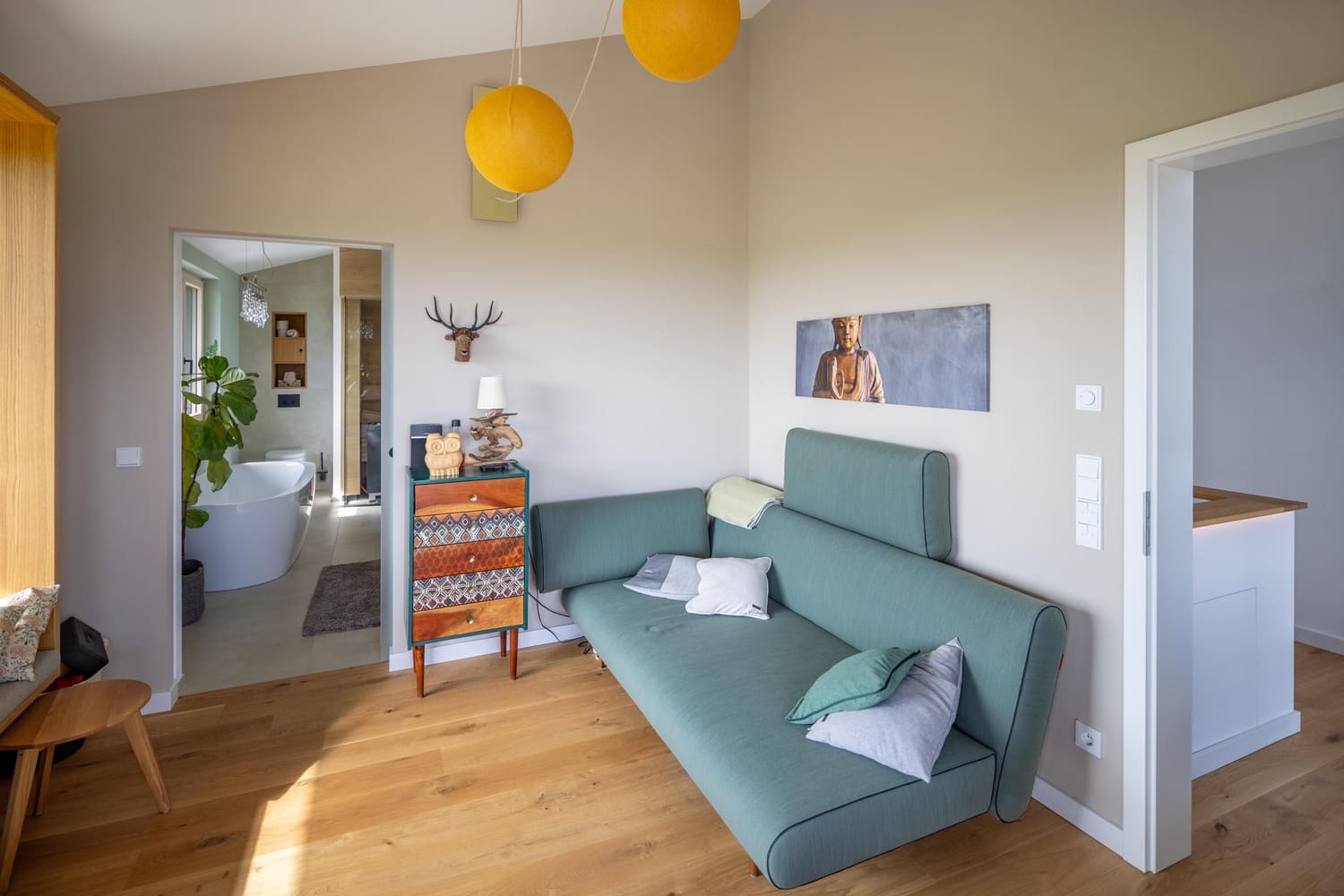 Ruheraum mit Blick ins Bad und Wellnessbereich
