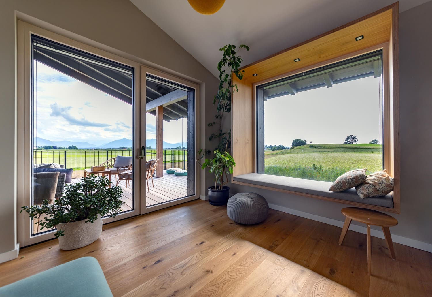 Holz-Sitzfenster im OG mit Blick auf Freisitz im OG