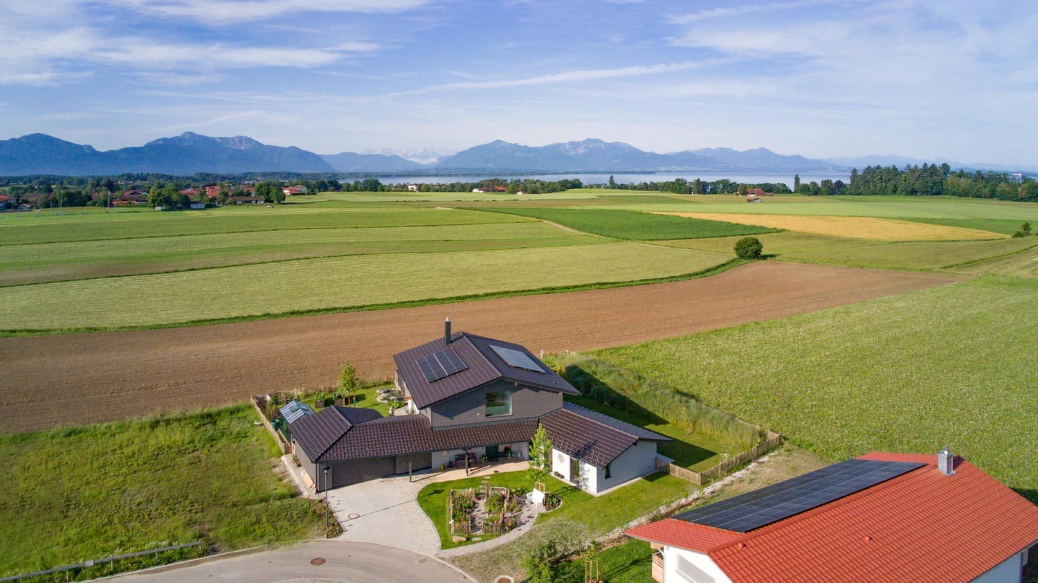 Panoramablick über Holzhaus im Chiemgau am Chiemsee