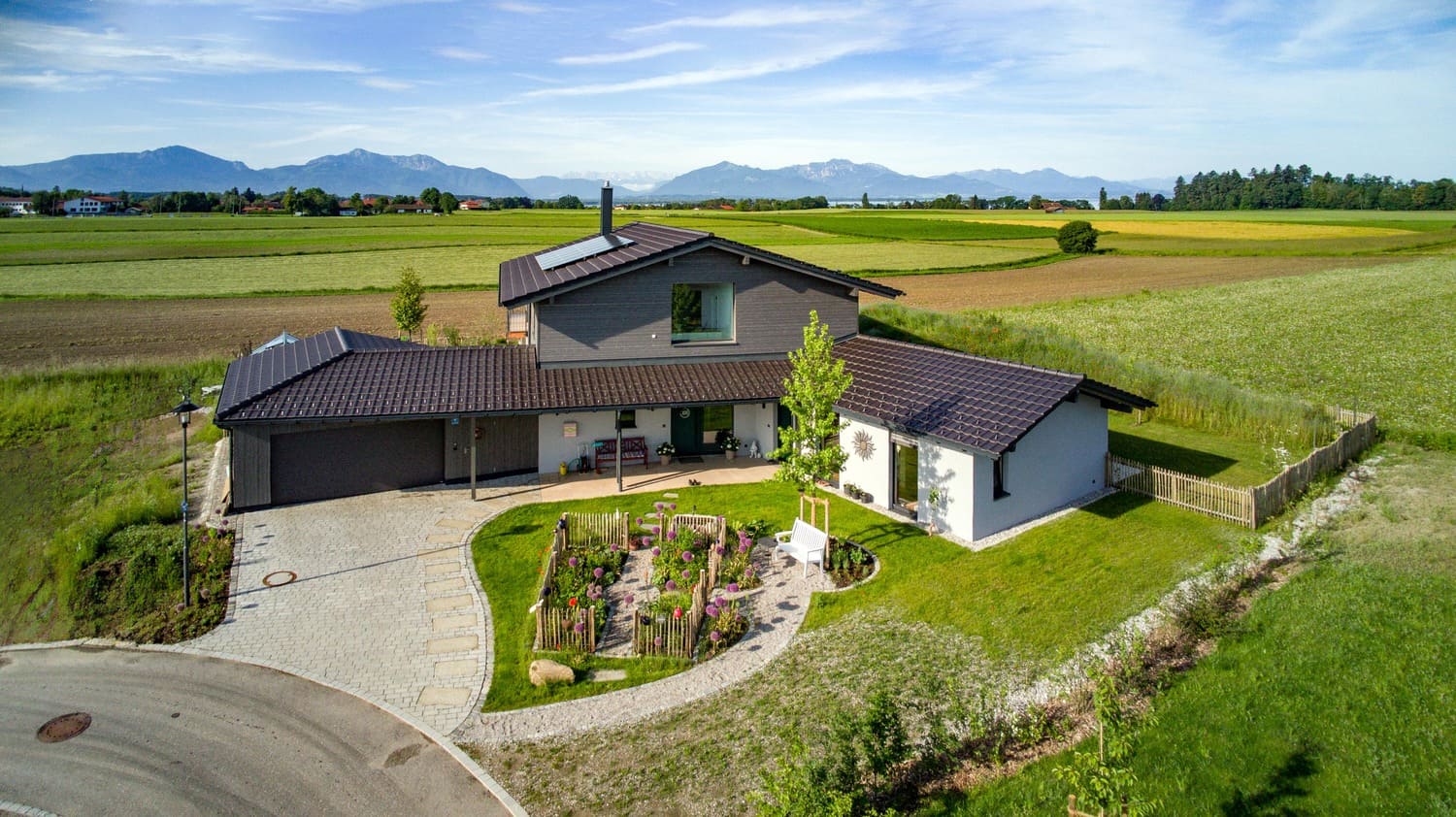 verputztes Holzhaus mit Garage und Einliegerwohnung am Chiemsee