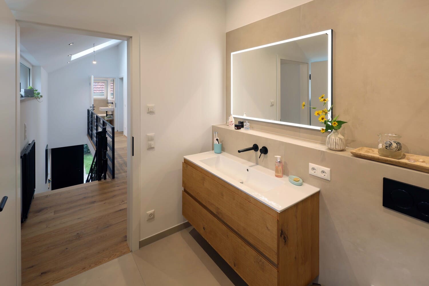 Badezimmer im OG mit Waschtisch vom Schreiner