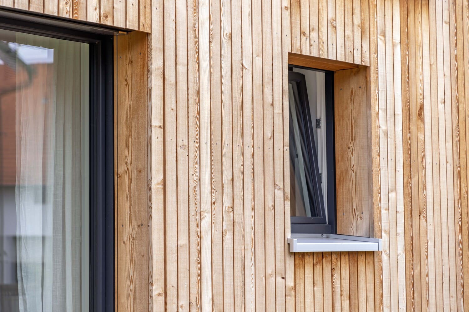 Detailaufnahme von Holzfassade mit Fenster