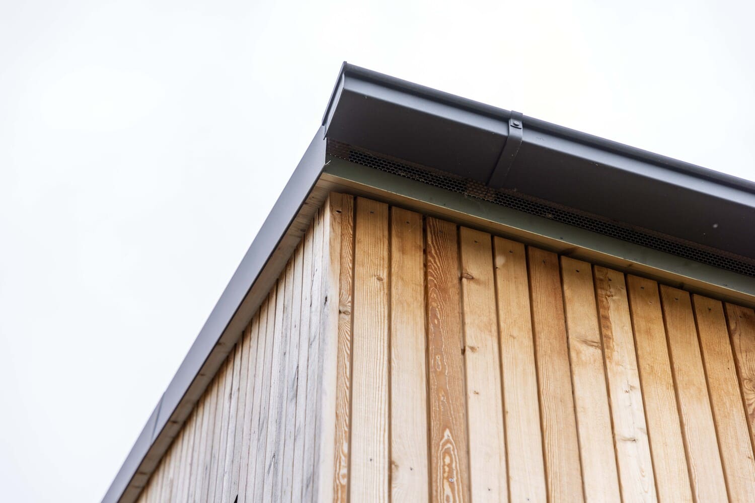 Spengler-Arbeit beim Holzhaus, Dachrinne