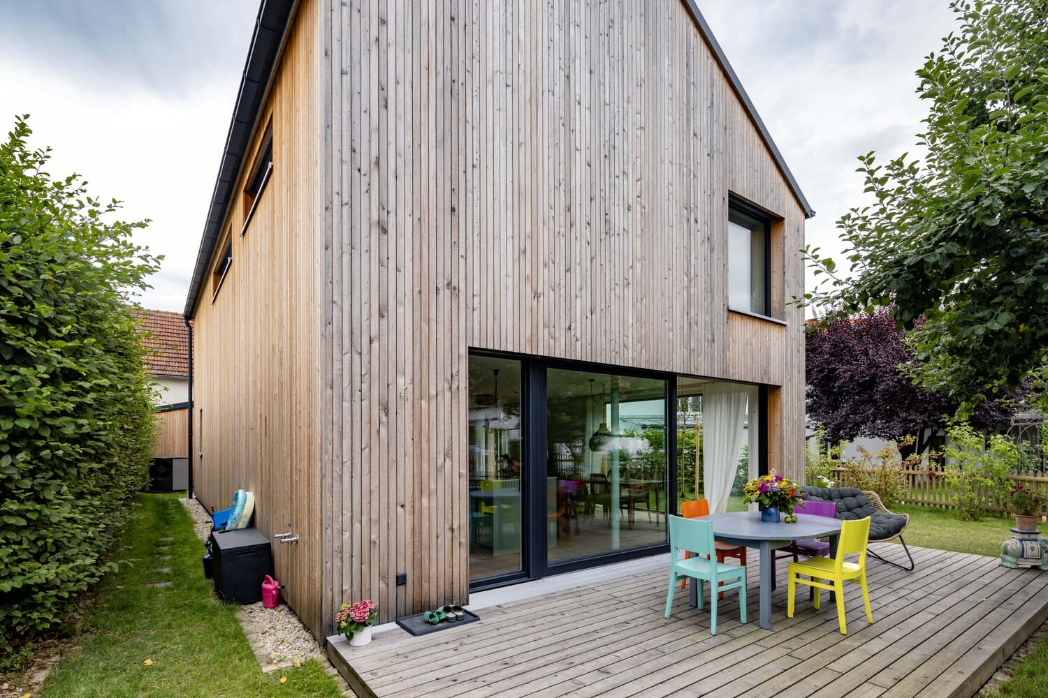 Holzfassade mit Terrasse große Hebeschiebestür