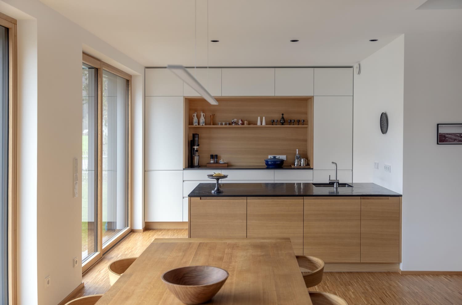 Moderne Küche mit Küchenblock