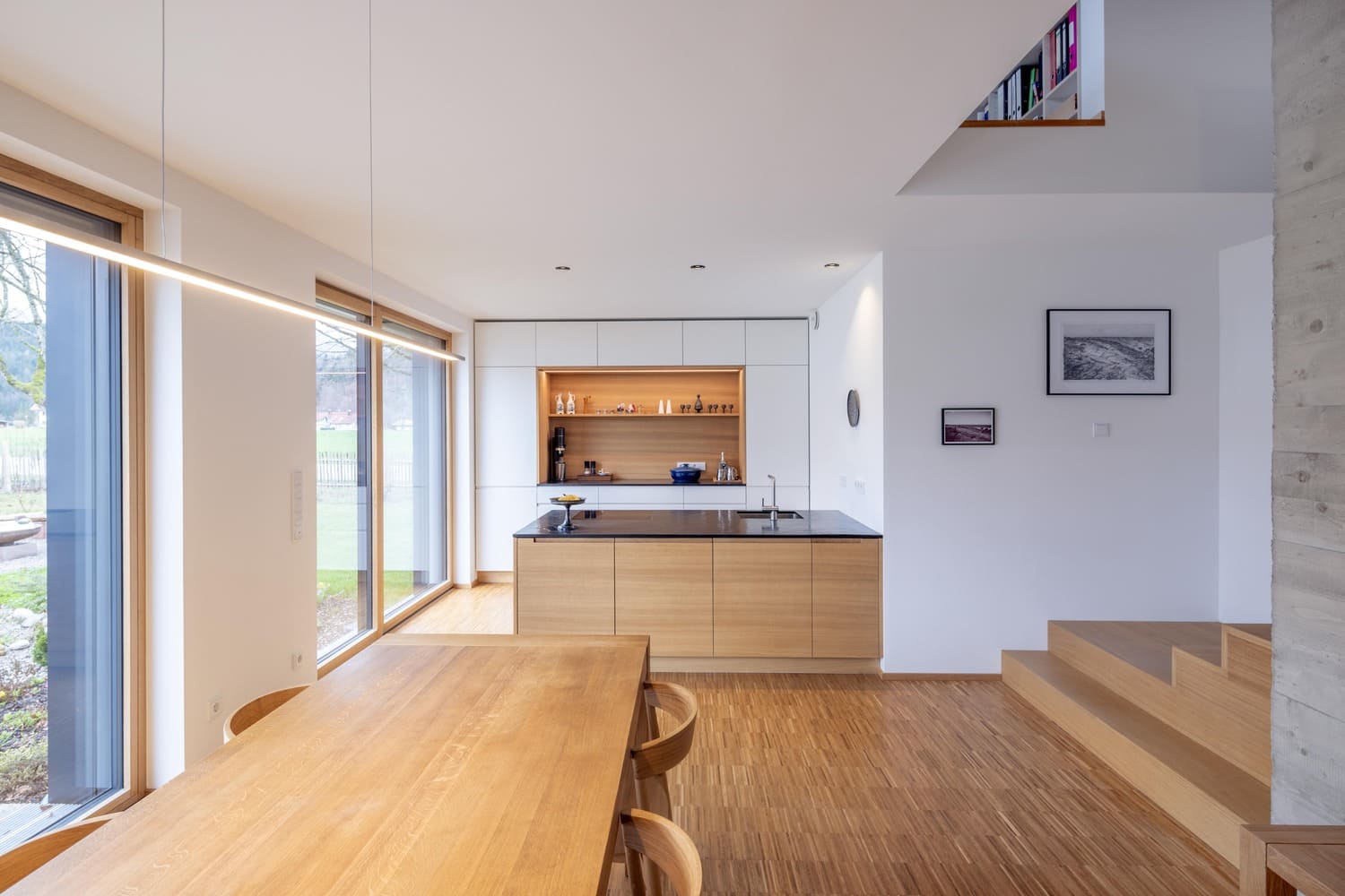 Wohnbereich und Küche im lichtdurchfluteten Erdgeschoss