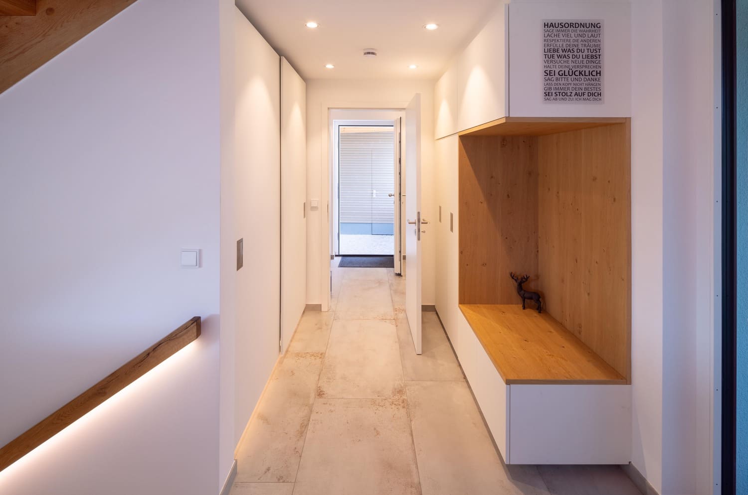 Holzhaus in Weilheim, Eingangsbreich mit Einbauschränken