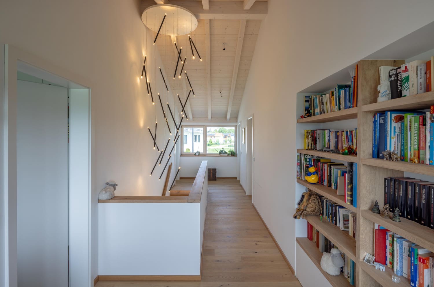 Holzhaus in Weilheim mit Sichtdachstuhl weißlasiert