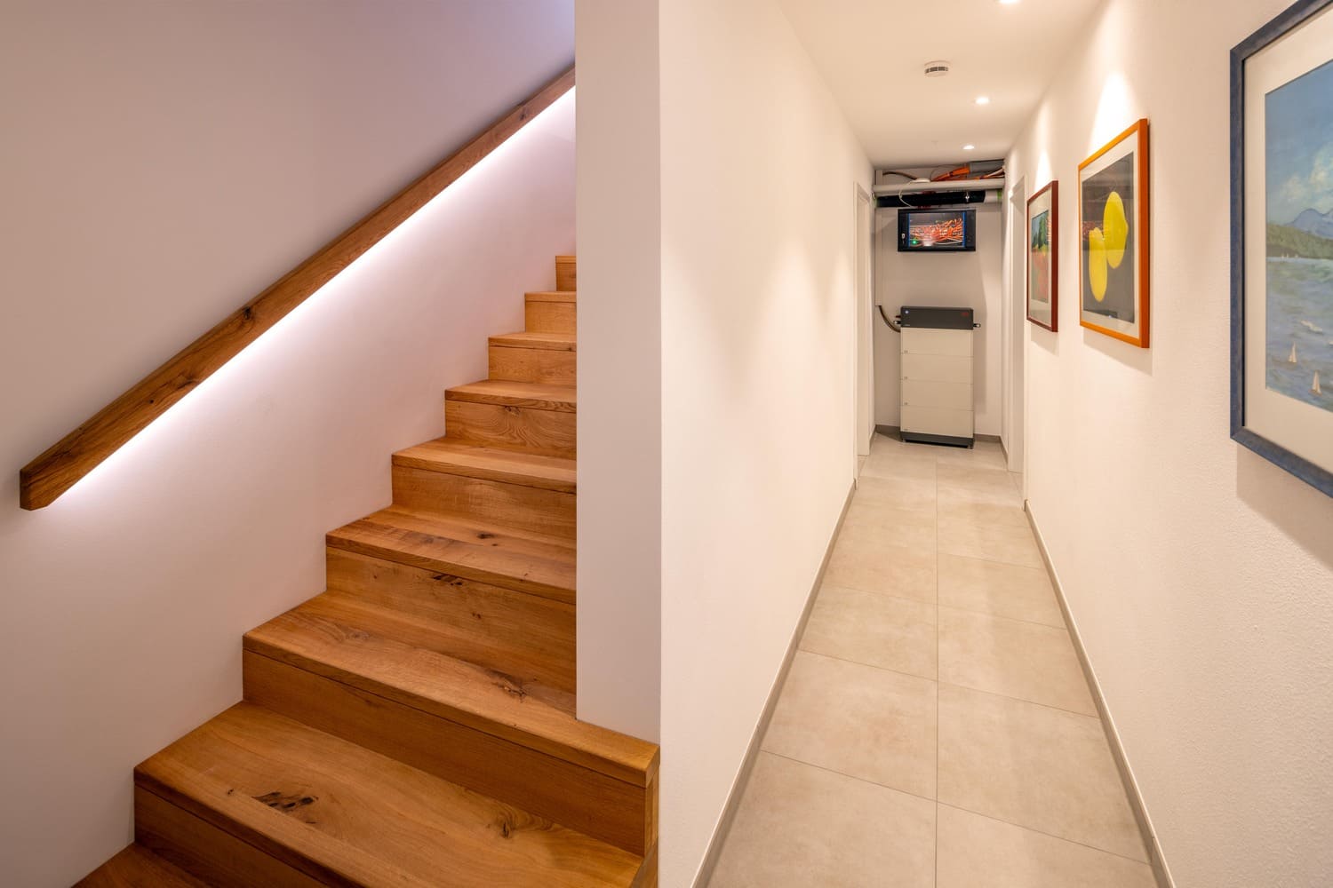 Holzhaus in Weilheim hier Keller mit Treppenaufgang, Holztreppe