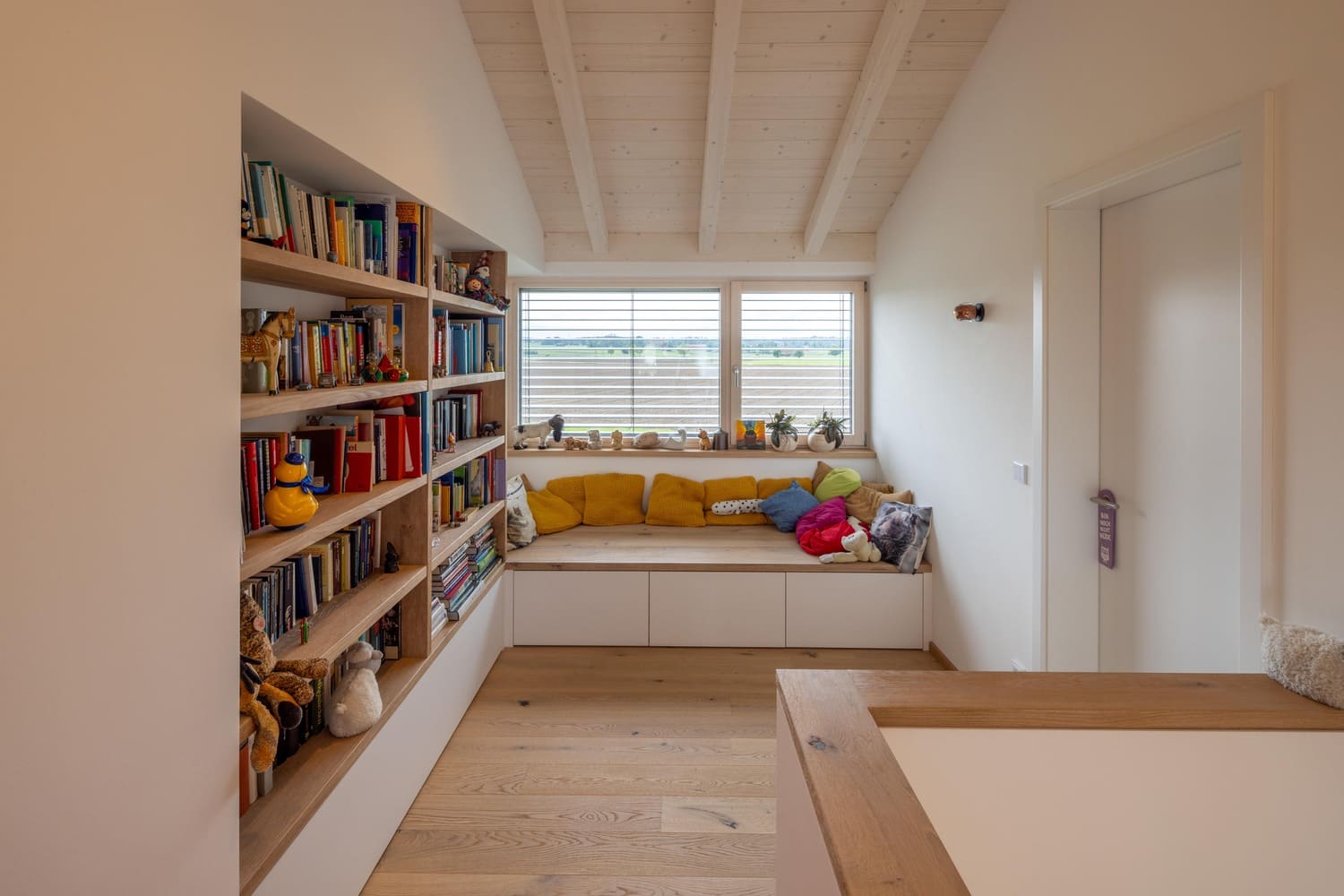 Holzhaus in Weilheim, tiefes Sitzfenster im OG