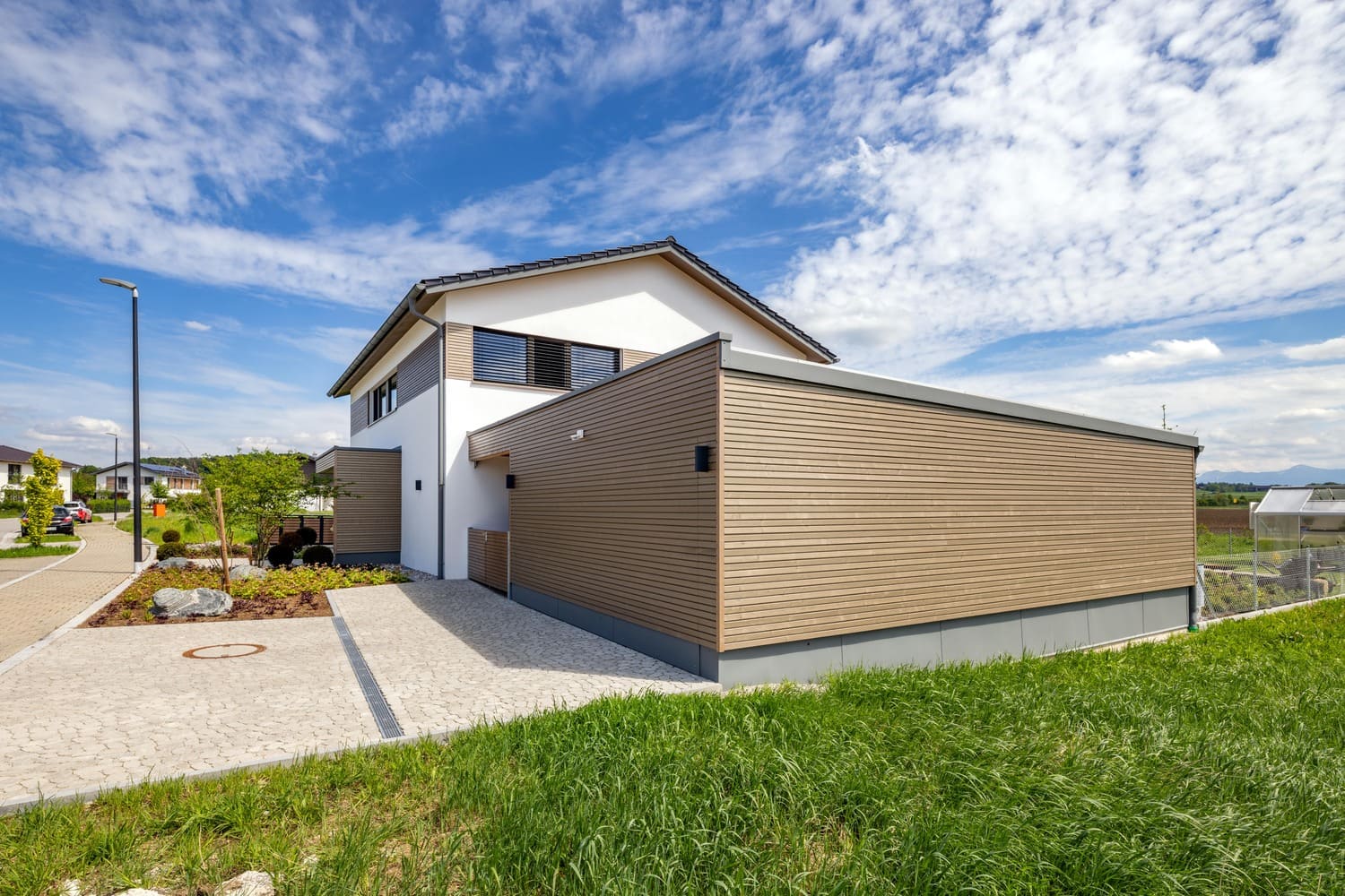 verputztes Holzhaus Weilheim mit Holz-Carport Nord-Westansicht
