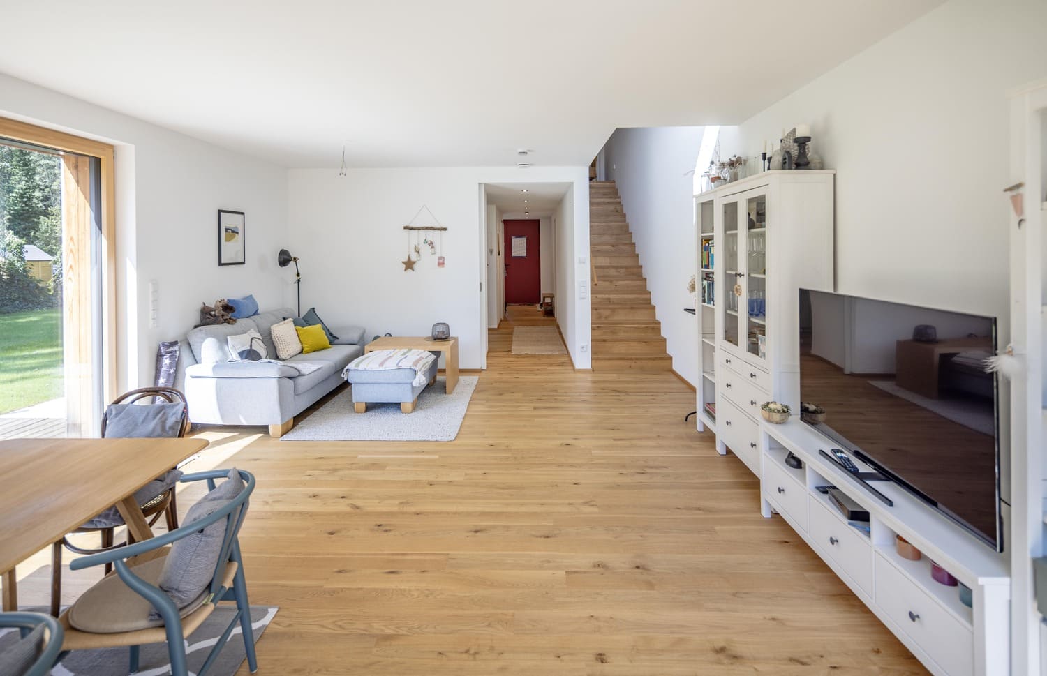 Wohnzimmer mit Treppe