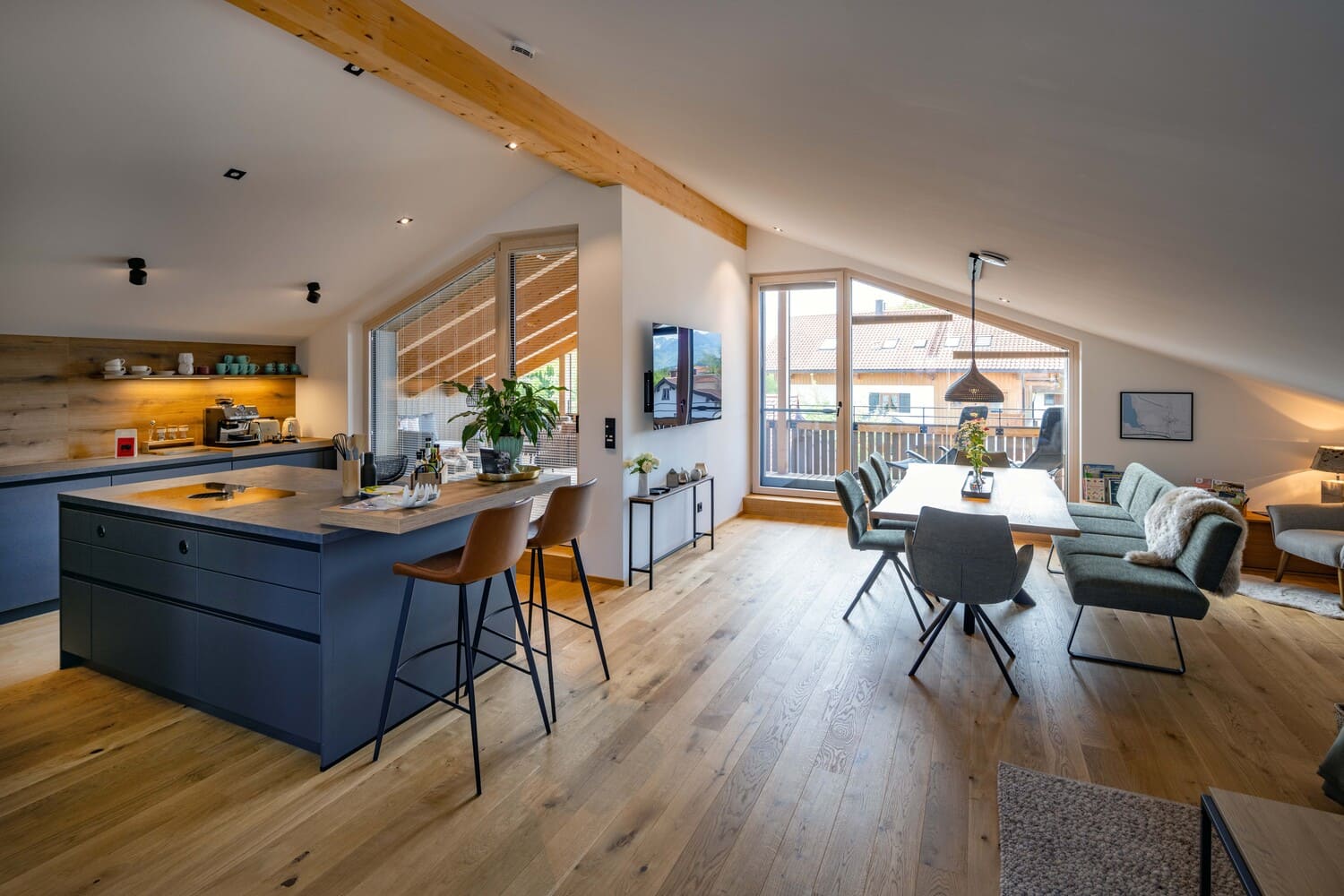 Mehrfamilien Holzhaus in Übersee, Chiemgauloft, Ferienwohnung, Küche-Essbereich