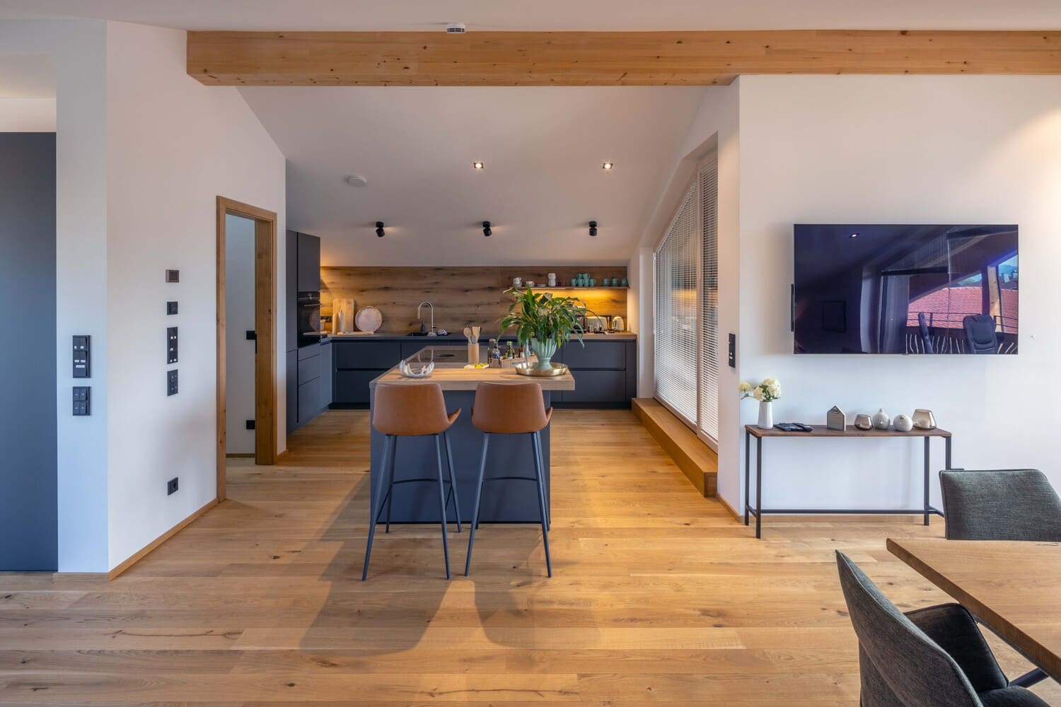 Mehrfamilien Holzhaus in Übersee, Chiemgauloft, Ferienwohnung, Küche mit Bar