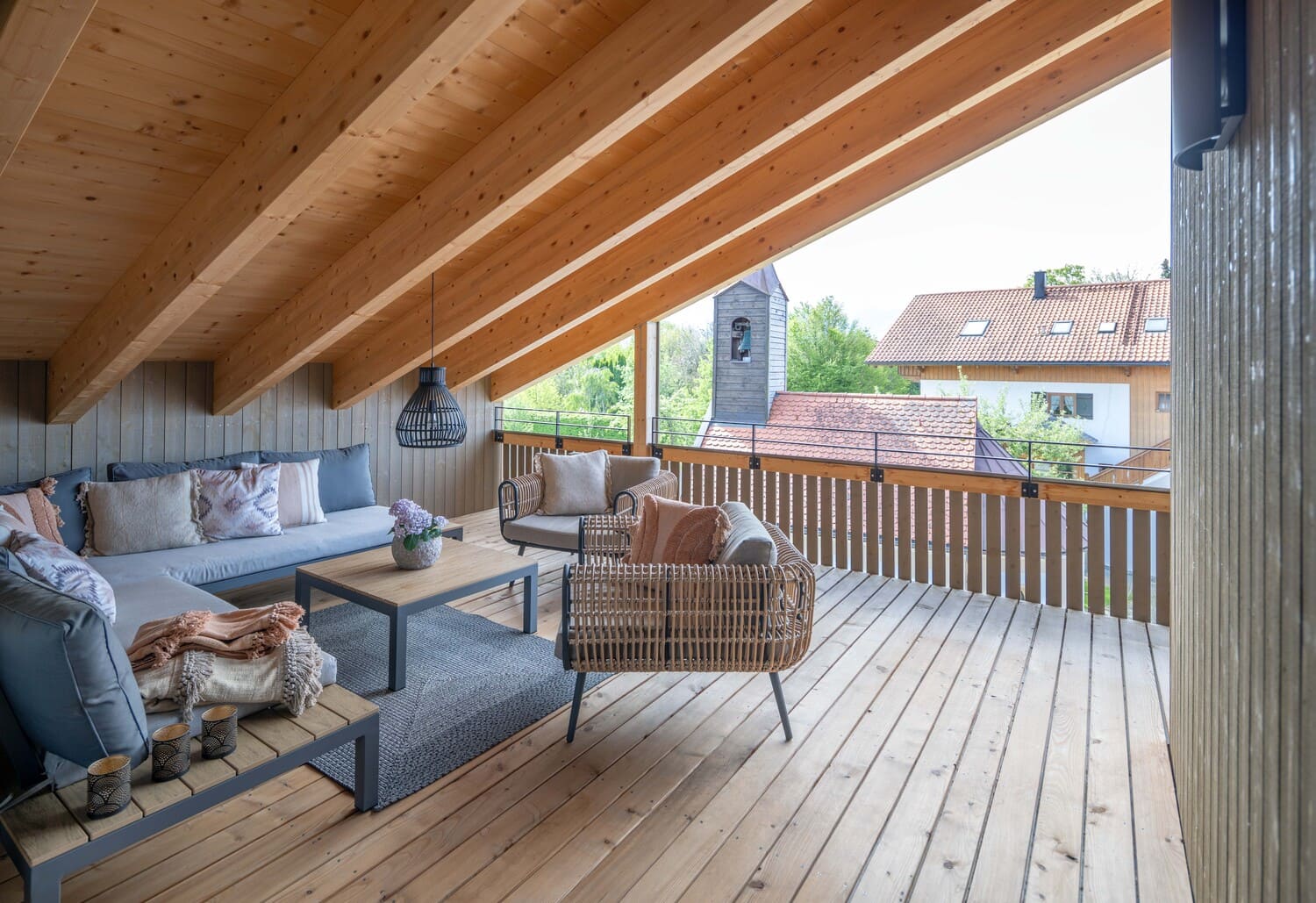 Mehrfamilien Holzhaus in Übersee, Chiemgauloft, Ferienwohnung, Freisitz / Balkon, Sichtdachstuhl