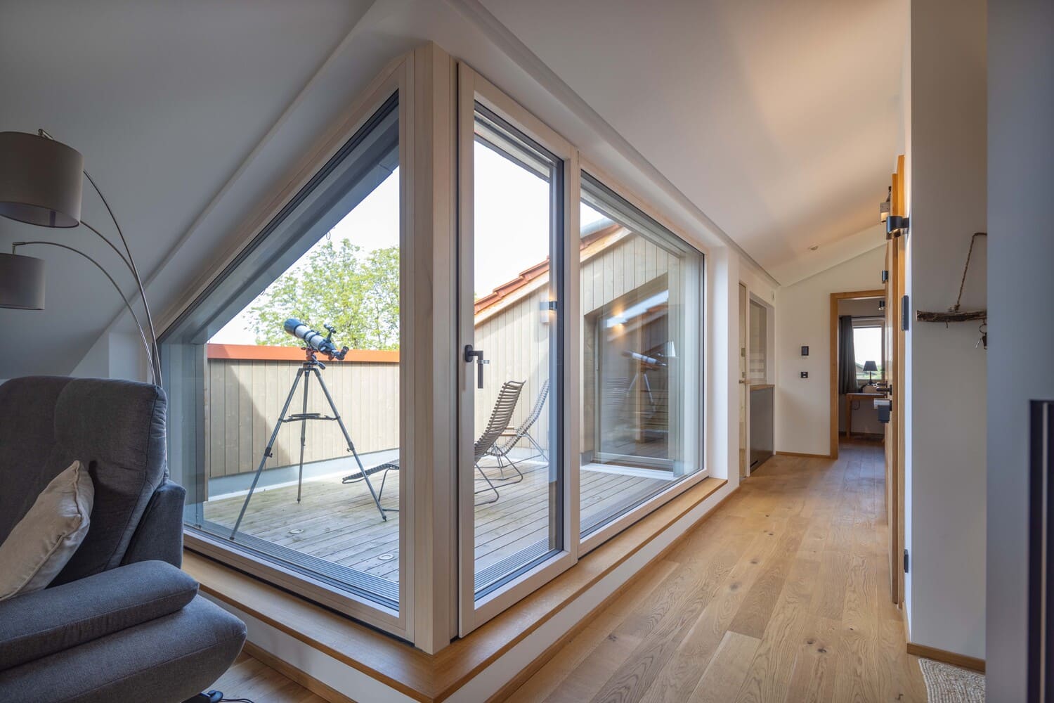 Mehrfamilien Holzhaus in Übersee, Chiemgauloft, Ferienwohnung, Flur mit Blick auf Dachterrasse