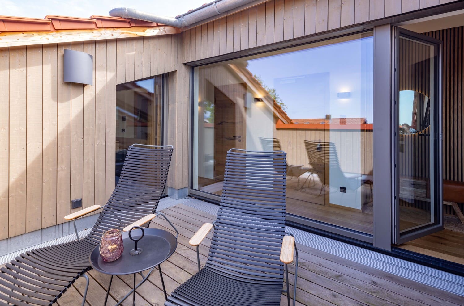 Mehrfamilien Holzhaus in Übersee, Chiemgauloft, Ferienwohnung, Dachterrasse, Holzfassade